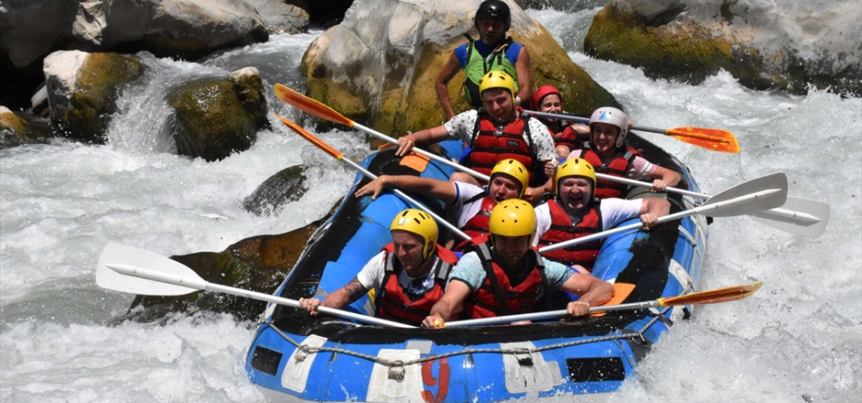 Dalaman Çayı üzerinde rafting botları ve vadide yer alan tarihi Akköprü bölgesi
